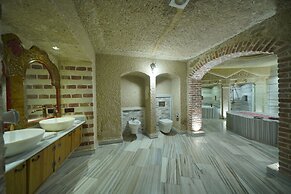 Holiday Cave Hotel