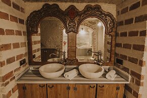 Holiday Cave Hotel