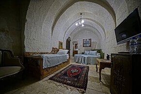 Holiday Cave Hotel