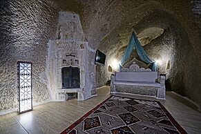 Holiday Cave Hotel