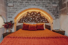 Holiday Cave Hotel