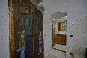 Holiday Cave Hotel