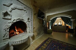 Holiday Cave Hotel