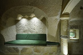 Holiday Cave Hotel