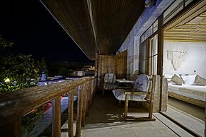Holiday Cave Hotel
