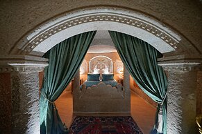 Holiday Cave Hotel
