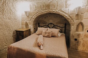 Holiday Cave Hotel