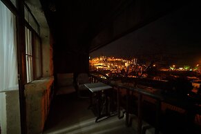 Holiday Cave Hotel