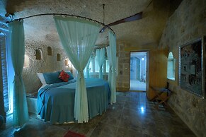 Holiday Cave Hotel