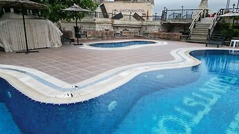 Holiday Cave Hotel