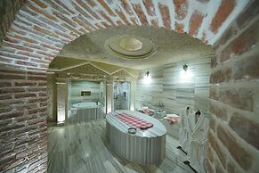 Holiday Cave Hotel