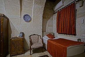 Holiday Cave Hotel