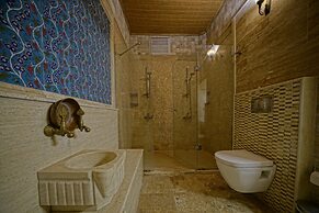 Holiday Cave Hotel
