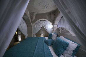 Holiday Cave Hotel
