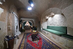 Holiday Cave Hotel