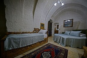 Holiday Cave Hotel