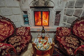 Holiday Cave Hotel