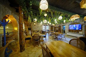 Holiday Cave Hotel