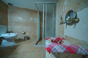 Holiday Cave Hotel