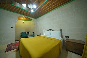 Holiday Cave Hotel
