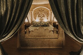 Holiday Cave Hotel