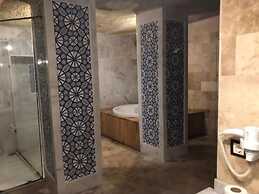 Holiday Cave Hotel