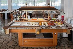 Splendid Golden Rocks Resort