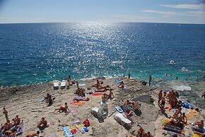 Splendid Golden Rocks Resort