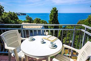 Splendid Golden Rocks Resort