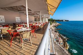 Splendid Golden Rocks Resort