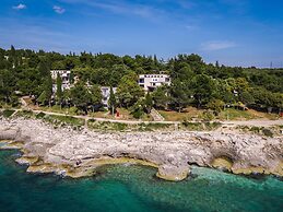 Splendid Golden Rocks Resort