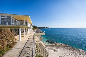 Splendid Golden Rocks Resort