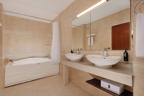 Ramada Plaza by Wyndham Gence