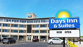 Days Inn & Suites by Wyndham North Bay Downtown