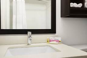 Days Inn & Suites by Wyndham North Bay Downtown