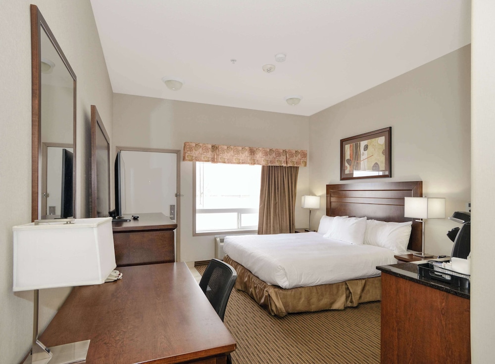 Coast Weyburn Hotel
