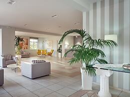 Koukounaria Hotel & Suites