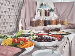 Koukounaria Hotel & Suites