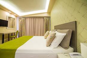 Koukounaria Hotel & Suites