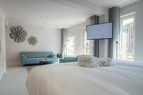 blooming Hotel