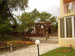 Vezhen Hotel