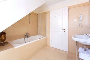 Lesar Hotel Angel