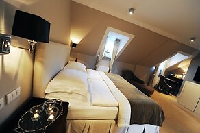 Lesar Hotel Angel