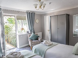 Cricketfield House - Guest House
