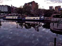 Houseboat Hotels