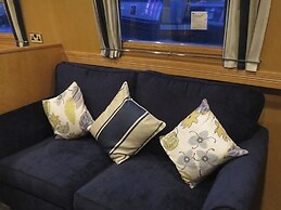 Houseboat Hotels