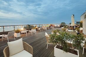 Marine Hotel