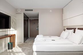 Marine Hotel