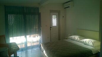J & B Holiday House