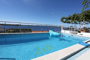 J & B Holiday House